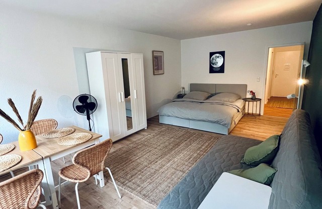 Quiet and sunny studio in direct proximity to the trade fair/arena and city center