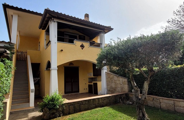 Quiet apartment with sea view balcony, 5 mins to beach and shops