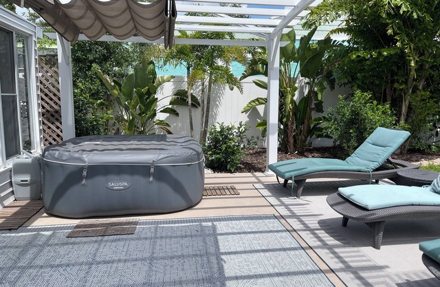 Quiet beach cottage with SPA near Anna Maria Island and IMG, downtown