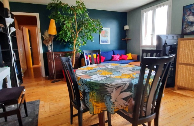 Quiet, bright apartment with private parking near central Paris