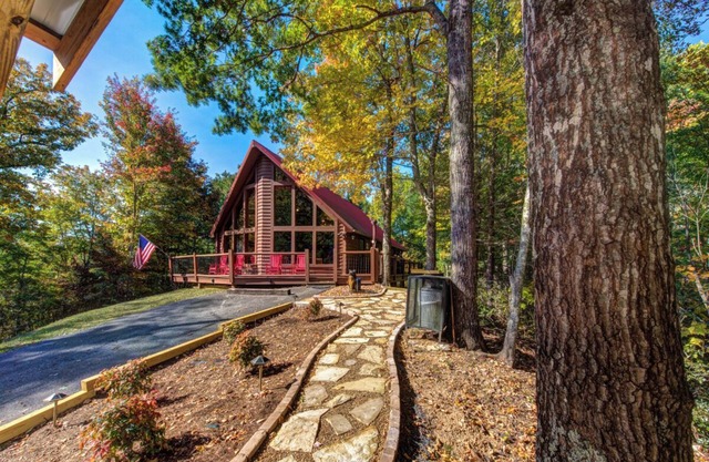 … Quiet Cabin Getaway … Close to Town … Hot Tub …