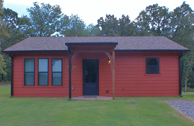 Quiet cabin, hot tub, firepit, no pet fee, NEW, 4 person occ