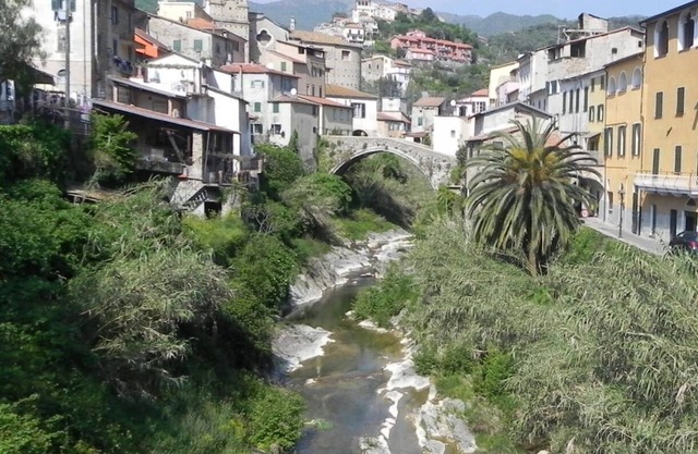 Gran casa antigua con vistas al mar en el pueblo Riviera-