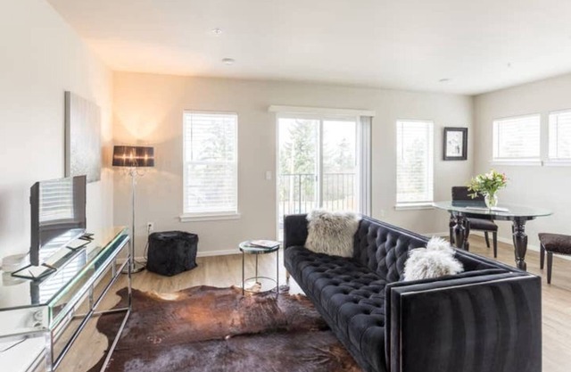 Quiet, convenient Commencement Bay & city views!