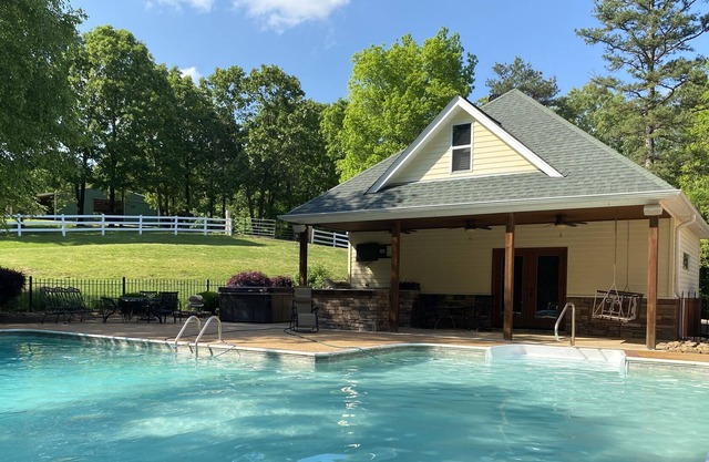 Quiet Cottage with Hot Tub