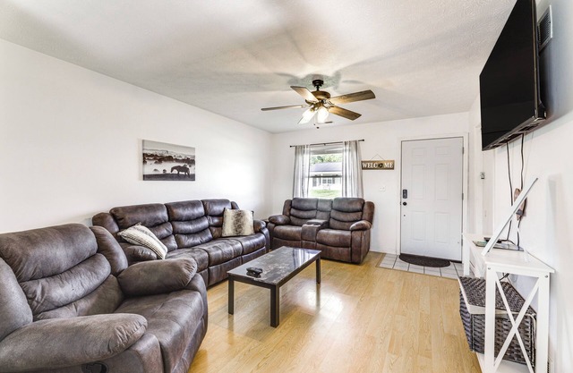 Quiet Dry Ridge Home w/ Yard - Near Ark Encounter!