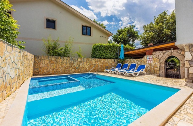 Piso tranquilo con barbacoa de carbón, piscina con función de hidromasaje, lavadora, secadora