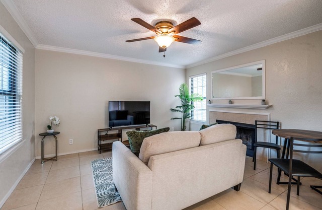 Quiet Gated Apt w/ Pool, Near Hospitals & Shops