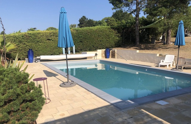 QUIET HOUSE WITH VIEW OF VILLENEUVE AND SWIMMING POOL