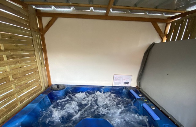 Quiet house with garden, private jacuzzi, dogs welcome!