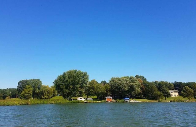 Tranquila casa frente al lago en 5 acres