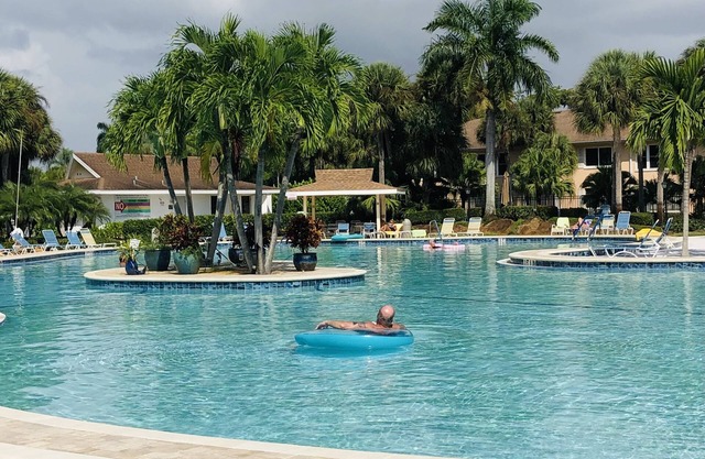 Quiet lovely 2-bed/bath condo in central Naples!