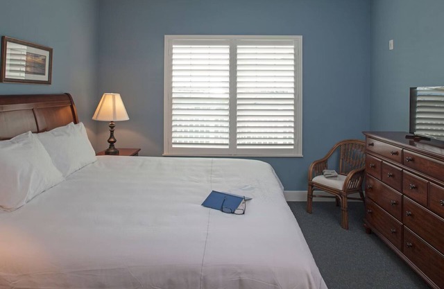 Quiet Oasis w/ Washer & Dryer Just Steps from the Dock and Waterfront Views