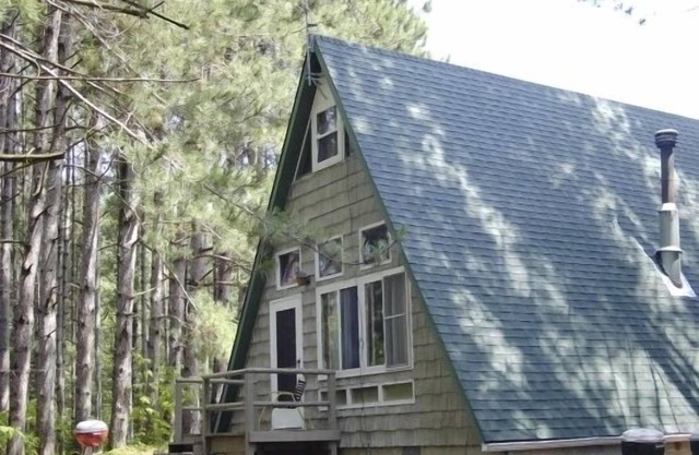 Hermosa escapada de pino, pequeño lago detrás, cerca de rutas de ATV