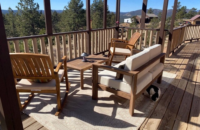 Quiet, Private Apartment on 1st Floor of House- Amazing Views of Pikes Peak