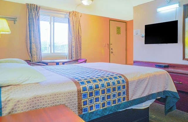 Quiet Retreat Near Downtown Bay City – Comfortable Room and Free Parking