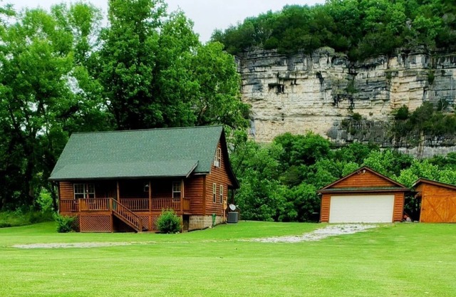 Quiet rustic retreat on the White River across from Handford Bluff