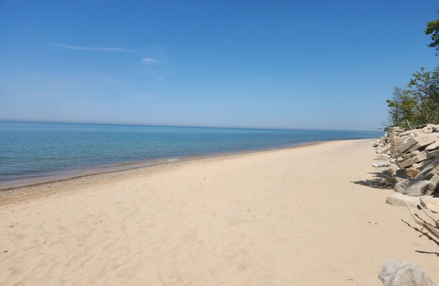 Quiet setting 15 min from Saugatuck/ South Haven with easy beach access