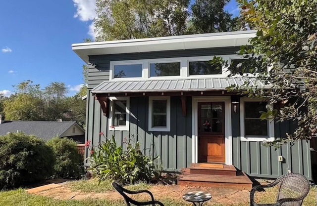 Quiet Tiny Home Walking Distance to Downtown