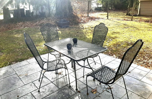 Quiet, tranquil neighborhood, easy city access