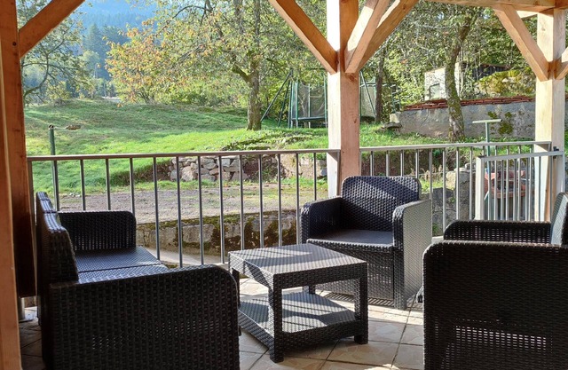 Quiet villa, 4 bedrooms, jacuzzi, private pool and wooded grounds.