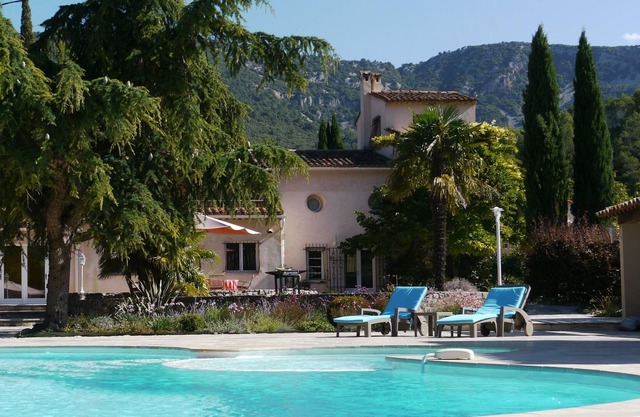 Villa tranquila en gran área natural, con piscina y cancha de tenis privada.