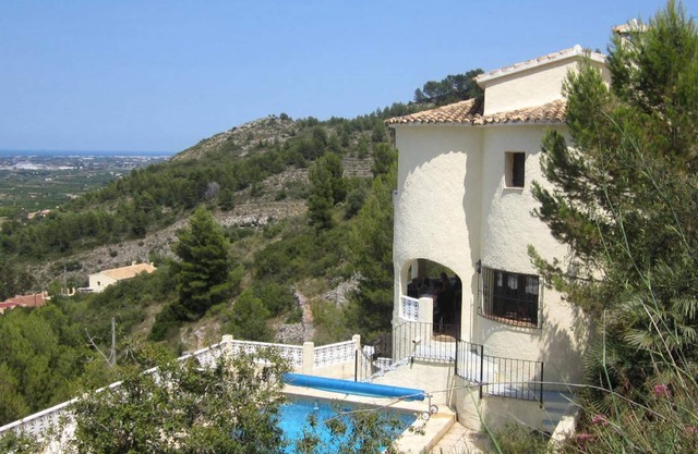 Villa tranquila con piscina y excelentes vistas del valle y el mar.