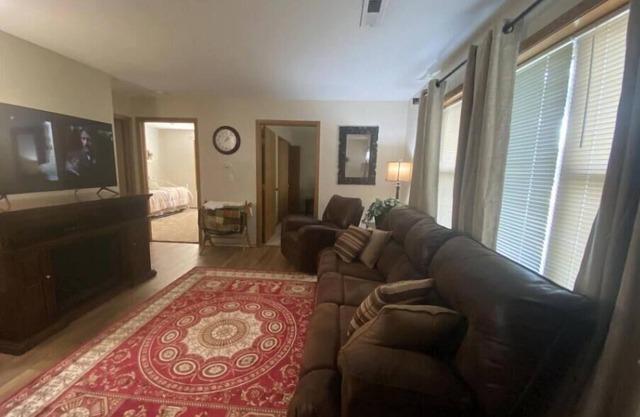 R Place - Peaceful and quiet apartment! Easy access to all surrounding area.