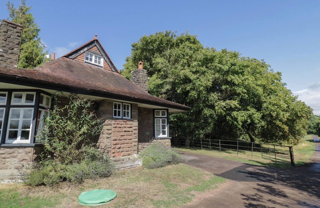 RAGLAN LODGE, family friendly, character holiday cottage in Monmouth