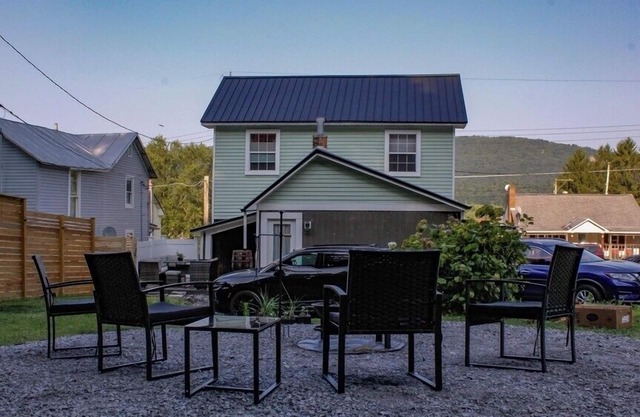 Railroad Retreat house 4 bedrooms, 2 Bath, Steps from East Broad Top Railroad