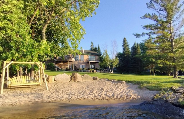 Rainy Dream Vacation - Spacious accomodations, large yard, incredible view!
