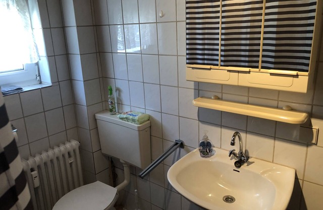 Habitación Ramstein con baño privado, cocina compartida y sala de estar / balcón