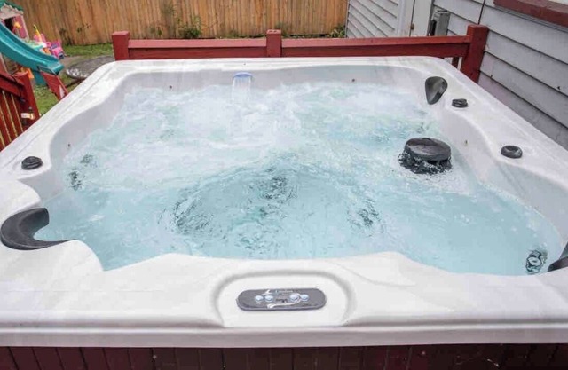Ranch W/ Hot Tub~ by Arprt/Dtwn/UofR/RIT W/AC