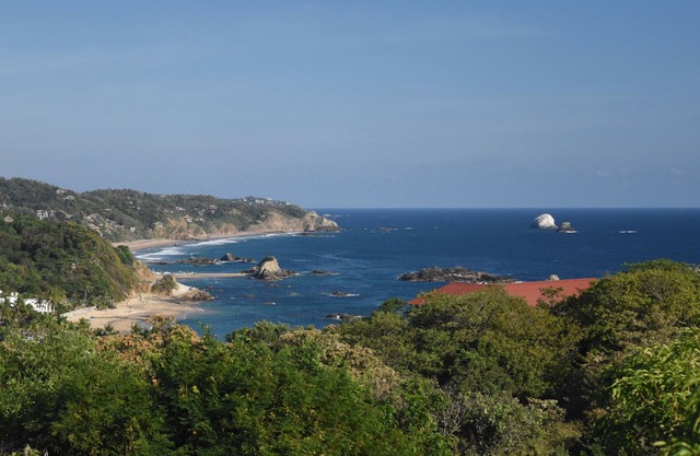 Comfortable villa with AC and Starlink walking distance to beaches and downtown