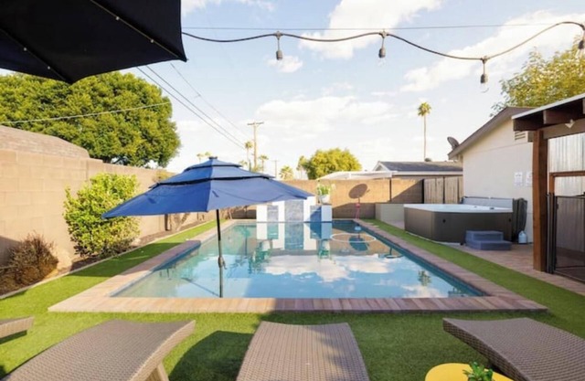 Rancho Relaxo: Dog friendly! Enjoy heated pool, hot tub, pool table, outdoor TV!