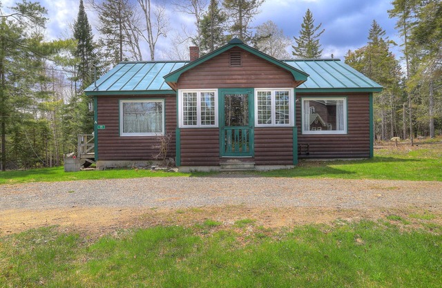 Muy bien mantenido 2 minutos cabaña dormitorio del lago Rangeley
