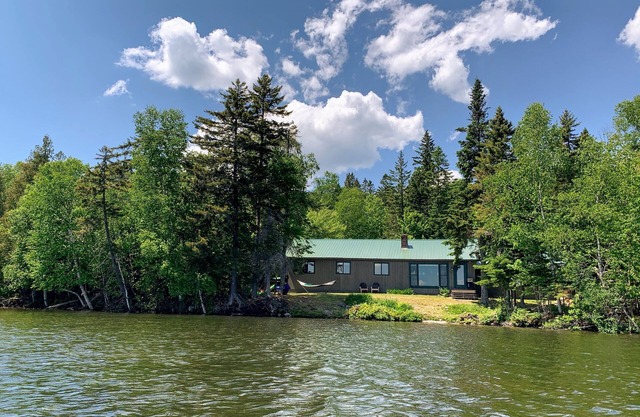 Privacidad y relajación en este campamento frente al mar de 4 dormitorios / 2 baños en Quimby Pond