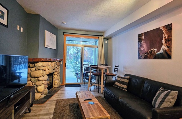 Rare Upper Village Townhouse w/a garage for gear and tuning!