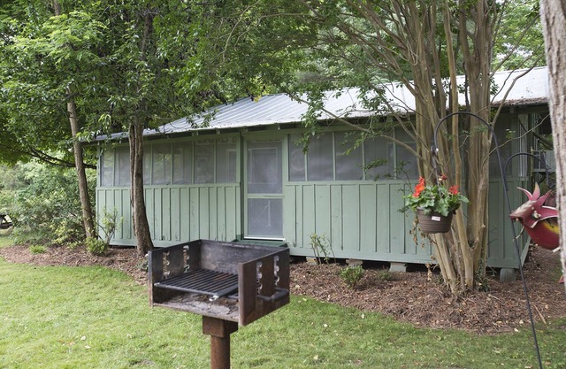 Raven's Roost Cabin tiene dos habitaciones y capacidad para cuatro.