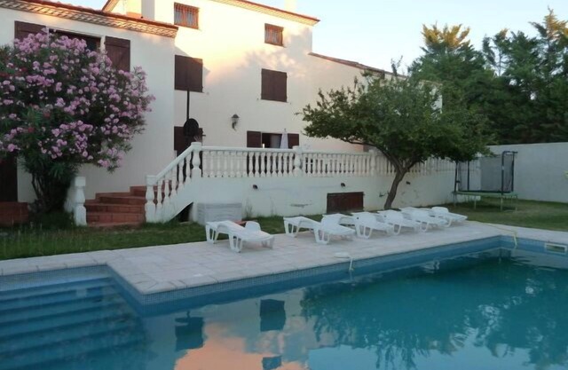 VILLA reciente. 400 m2. piscina. gimnasio. hasta 21p (Hérault)