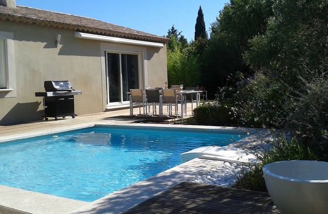 Casa con piscina reciente zona residencial cerca del centro
