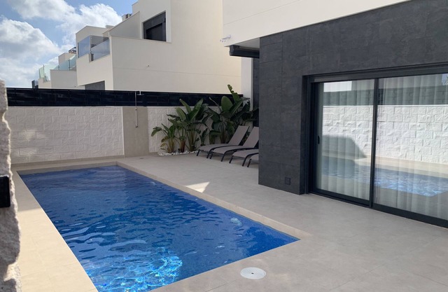 Villa de lujo reciente con piscina privada
