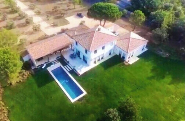 Villa reciente, ideal para 2 familias, 3 módulos independientes, piscina, parque de 2.5 ha.