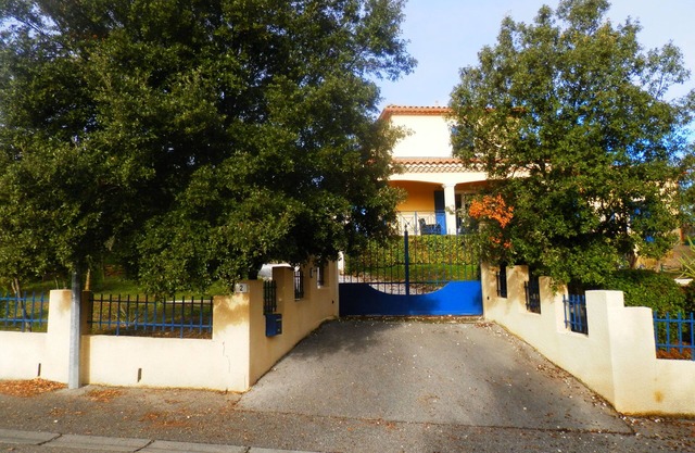 Casa de reciente construcción en unos robles boscosas, con piscina.