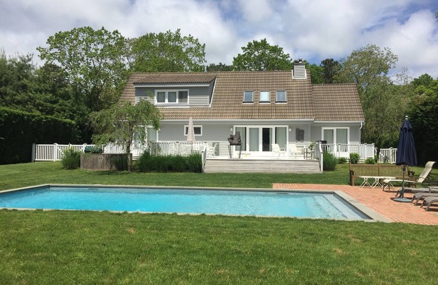 Dream August Hamptons Home. Piscina de agua salada