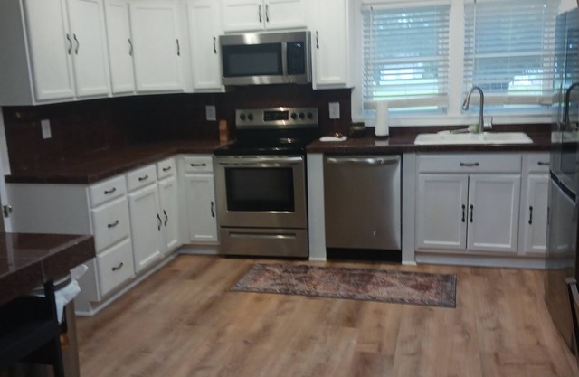 Recently updated cottage minutes from beach, pet friendly, large yard wifi, ac