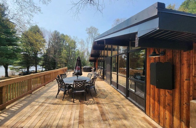 Red Cedar Chalet on Brady Lake (Sauna and hot tub)