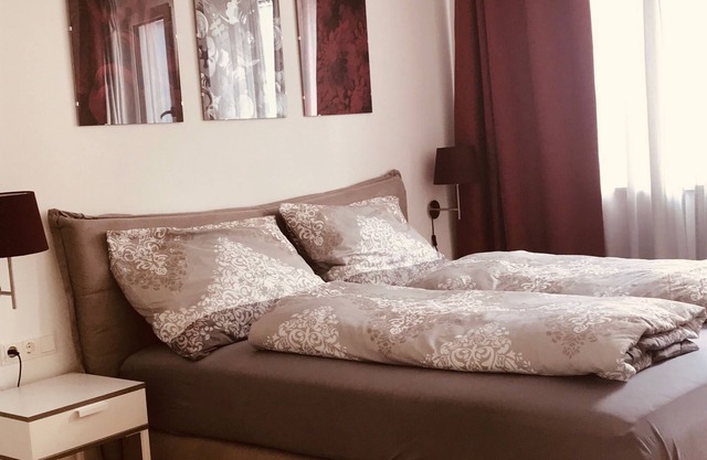 Red Flower Apartment with Pool - 5 min to Lake