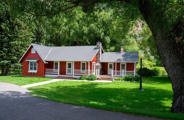 Pintoresca Paradise Valley Homestead, también conocida como la "Casa Roja en el Puente Carters"