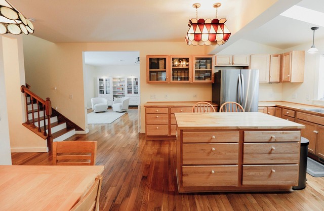 Red House on the Corner – Walk to Beach, Marina & Dining. Family-Friendly Luxury